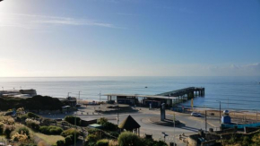 Beach Front 2-Bed Apartment with deck & BBQ